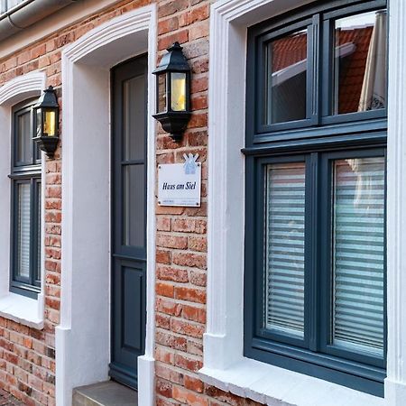 Villa Haus Am Siel 01, Zentral Mit Eigenem Steg Greetsiel Exterior foto